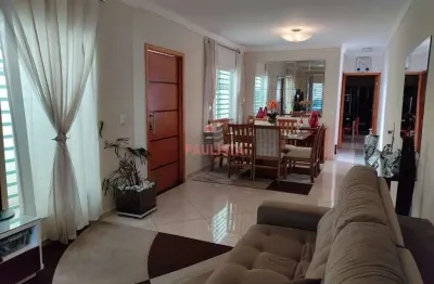 Sobrado com 3 suítes, 4 vagas de garagem, churrasqueira, próximo da estação e shopping santa cruz