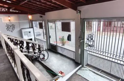 Casa térrea com 3 dormitórios, 1 suíte, 2 vagas de garagem,   para venda ou locação na Chácara Ingl