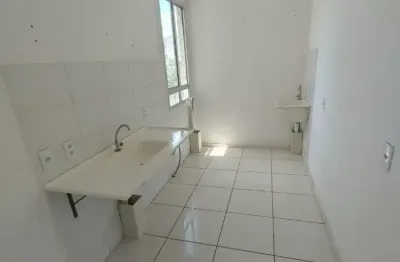 Alugo  excelente apartamento de dois quartos, no quarto andar ventilado e pronto ao uso