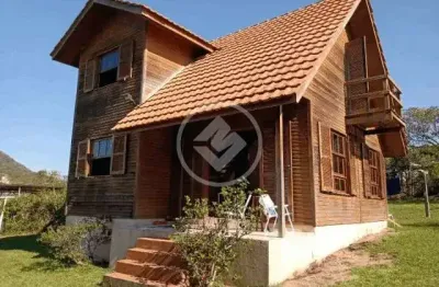 Cj/excelente terreno no santinho medindo  1414m², há 500 metros da praia, com escritura publica e viabilidade pra construção de 50% da areá, existe um chalé de madeira rustico no terreno. codigo: 3182