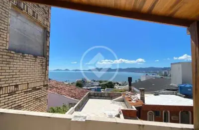 Bela casa com vista mar possuindo 3 quartos e 2 banheiros no bairro estreito/florianópolis-sc codigo: 61166