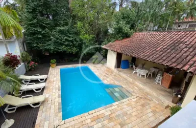 Linda casa a poucos metros da avenida beira mar codigo: 87022