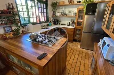 Casa exclusiva na agronômica – madeira maciça, projeto de paisagismo e segurança! codigo: 137432