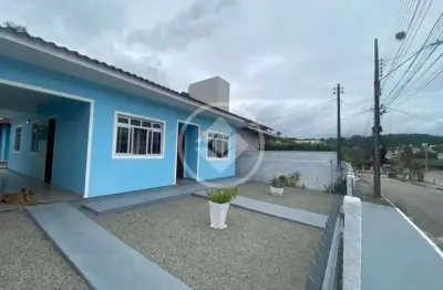 Casa espaçosa com 3 dormitórios, churrasqueira e ótima localização no pagani - palhoça-sc codigo: 157491