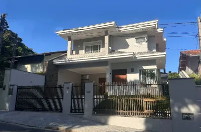Casa de alto padrão no bairro floresta com duas suítes mais um quarto e home office.