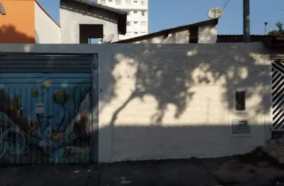 Casa à venda no centro de suzanoa localização é um dos grandes destaques desta propriedade. situada próxima ao largo da feira, você terá fácil acesso a mercados, bancos e uma variedade de comércios. n