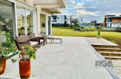 Casa para comprar com 3 suítes em lote molhado no península ponta da figueira