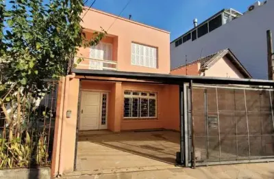 Casa para locação de 200m2,4 quartos e 2 vagas, r$ 5.800,00 no bairro floresta.
