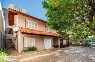 Casa para locação de 300m2, 8 dormitórios,  r$ 15.000,00 no bairro menino deus.