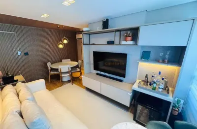 Belíssimo apartamento reformado e com móveis planejados no bairro da torre