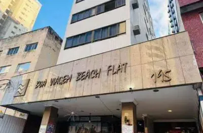 Apartamento mobiliado a 20m do mar, porteira fechada e excelente potencial de valorização