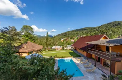 Casa com 4 quartos em condomínio no comary, teresópolis.