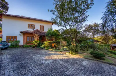 Casa com 3 quartos em condomínio em quebra frascos, teresópolis.