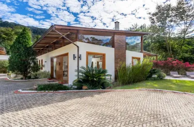 Casa com 4 quartos em condomínio em itaipava, petrópolis.