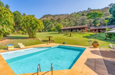 Casa linear com 6 quartos, riacho privativo, no vale da boa esperança.