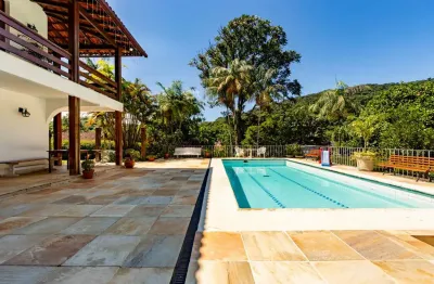 Casa com 6 quartos em condomínio no comary, teresópolis/rj.