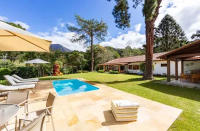 Casa linear com 5 quartos, cercada de muito verde no quebra frascos, teresópolis.