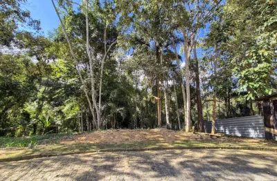 Terreno em declive com 880 m² em condomínio com ótima área de lazer em Teresópolis