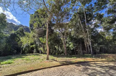 Terreno de 920 m² em declive  em condomínio em bairro nobre de Teresópolis