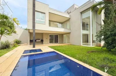 Casa de luxo com 480m² construídos em condomínio exclusivo