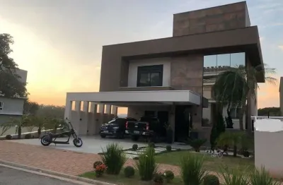 Casa de alto padrão em excelente condomínio junto à natureza!  piscina c/ borda infinita c/ vista para mata! estuda-se permuta!