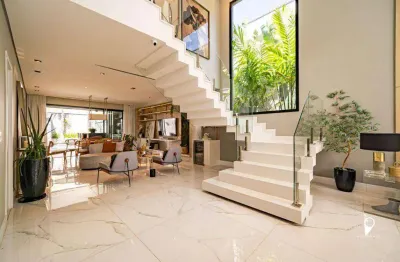 Casa com pé direito duplo e projeto diferenciado de marcenaria em todos os ambientes, 5 suítes !
