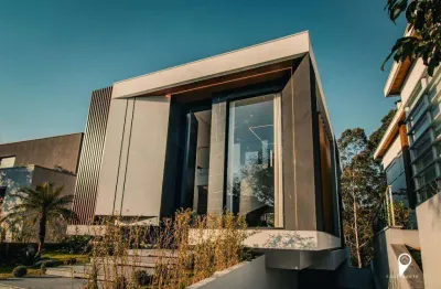 Casa mobiliada de alto padrão em alphaville tamboré 11 – 4 suítes, área gourmet e piscina