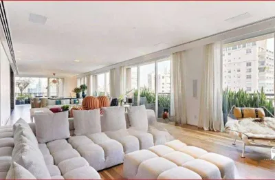 Cobertura exclusiva de 625 m², finamente decorada, 5 suítes, 6 vagas!