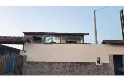 Sobrado com 04 dormitórios, sendo 02 suítes, a venda no bairro balneário gaivotas em itanhaém/sp.