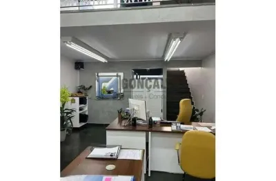 Prédio comercial com 200m² de terreno, 165 metros de área construída