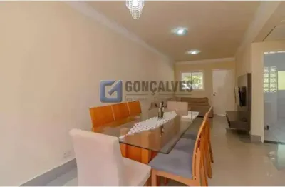 Sobrado com 4 quartos à venda na Vila São Pedro em Santo André/SP.