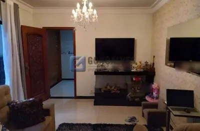Casa à venda em Vila Gonçalves, SBC – 4 dormitórios, 2 suítes, 4 vagas, frente
