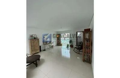 Sobrado à venda em Pinheirinho, Santo André – 4 suítes, 3 vagas