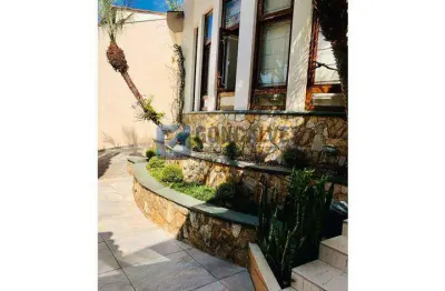 Sobrado Residencial de 4 Quartos com 3 Suítes e 10 Vagas no Jardim, Santo André