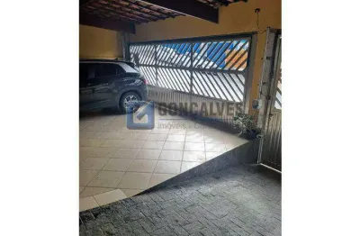 Casa à venda em Anchieta (São Bernardo do Campo) - 4 suítes, quintal e 3 vagas