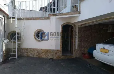 Sobrado à venda no Centro de Ribeirão Pires: 4 quartos, 2 suítes e 4 vagas