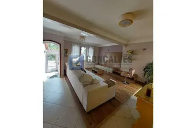 Sobrado residencial à venda em Nova Petrópolis, SBC — 212 m² com 6 vagas