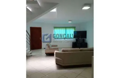 Sobrado residencial em Nova Petrópolis, São Bernardo do Campo – 3 suítes, 6 vagas, 220 m²