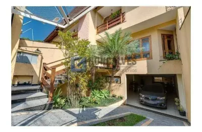 Sobrado Residencial 4 Quartos (2 Suítes) com 5 Vagas em Vila Assunção, Santo André