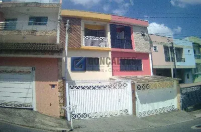 Sobrado à Venda em Santo André - Vila Cecília Maria | 3 suítes, 4 vagas, 176,93 m²