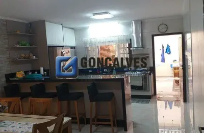 Sobrado à Venda em Santo André - Vila Cecília Maria | 3 suítes, 4 vagas, 176,93 m²