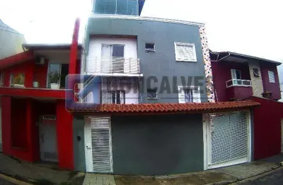 Apartamento 2 dormitórios com suíte, varanda e quintal em Vila Cecília Maria – Santo André
