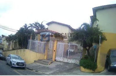 Sobrado à venda em Vila Eldízia, Santo André – 3 quartos, 2 banheiros, 1 vaga, porcelanato