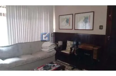 Casa à venda em Jardim Hollywood, SBC — 3 dormitórios, 1 suíte, 200m² de área interna