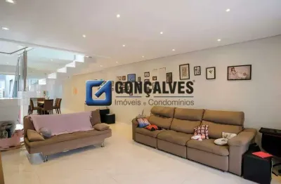 Sobrado Residencial com 3 Suítes, Frente, 6 Vagas em Rudge Ramos – Aluguel