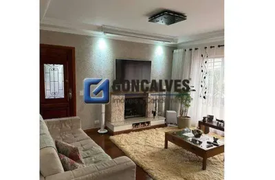 Sobrado Residencial no Centro de São Bernardo do Campo – 3 Dormitórios com Suítes e Lareira