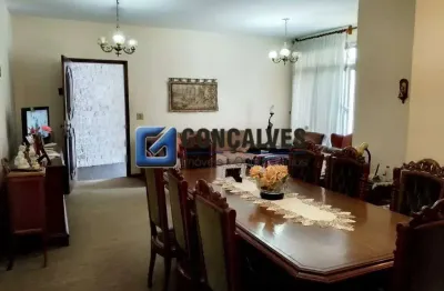 Casa com 03 dormitórios, sendo os 03 suítes a venda no Centro de São Bernardo do Campo/SP.