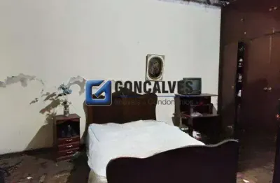 Casa à venda em Santa Terezinha, Santo André – 1 vaga, acabamento em madeira