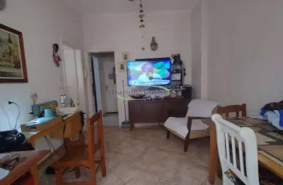 Venda de apartamento reformado na avenida da praia do embaré em santos / sp