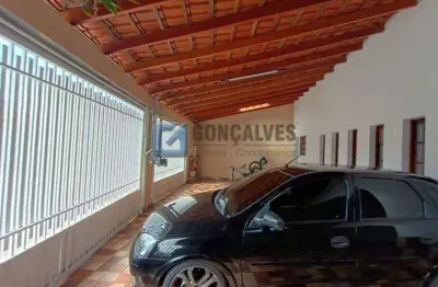 Casa térrea à venda no bairro Mauá em São Caetano do Sul, com área útil de 240 m², 3 dormitorios amplos.
